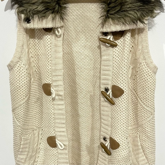 NWOT Pink Republic Faux Fur Collar Wooden Toggle Button Front Sweater Vest - Picture 5 of 16